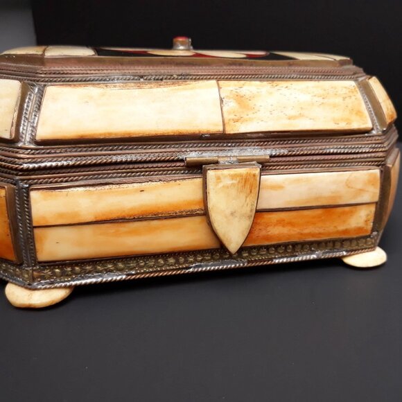 Moroccan Inlaid Bone and Brass Lidded Trinket or Jewelry Box - Picture 4 of 9